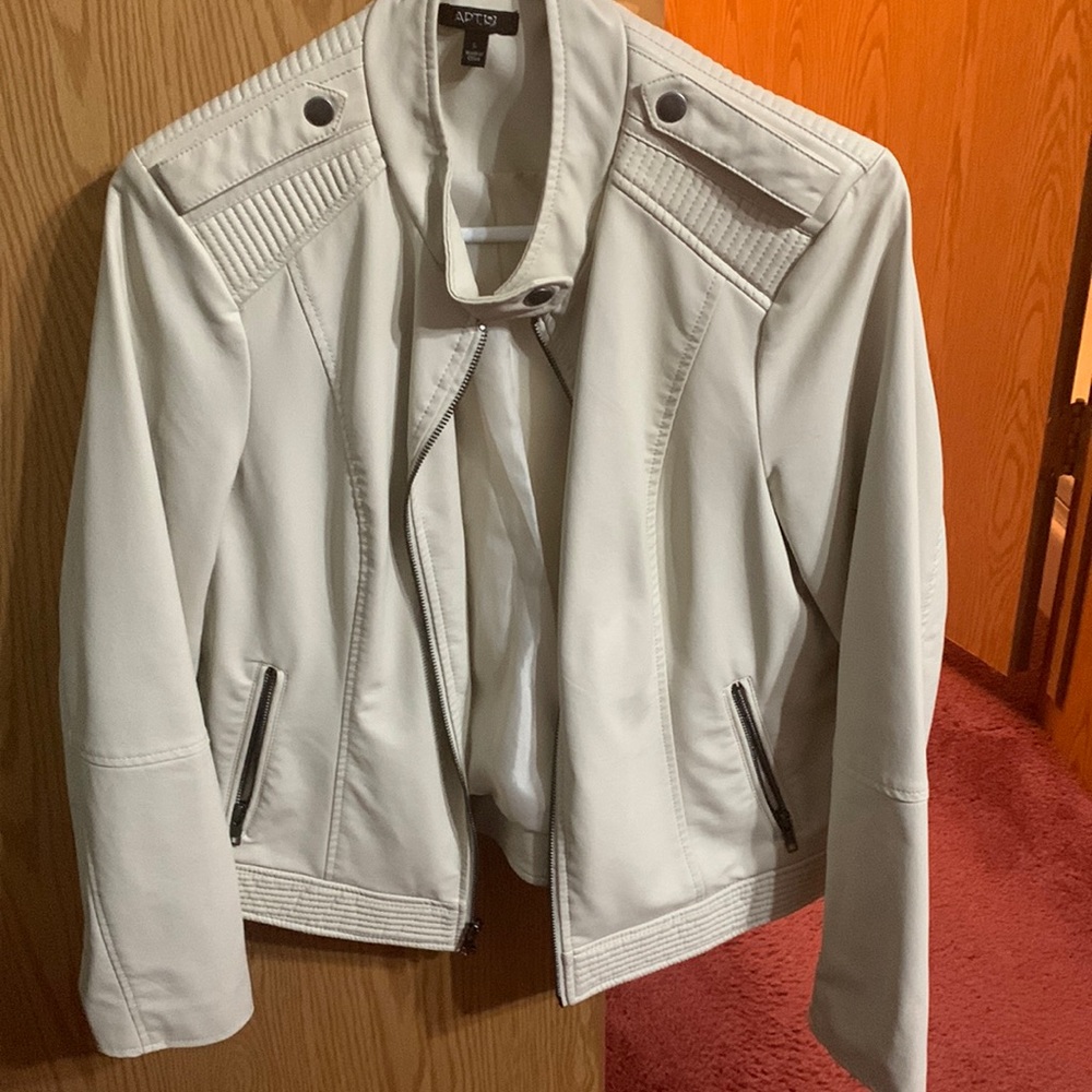 Cute coat, in excellent shape, only worn once. Like new